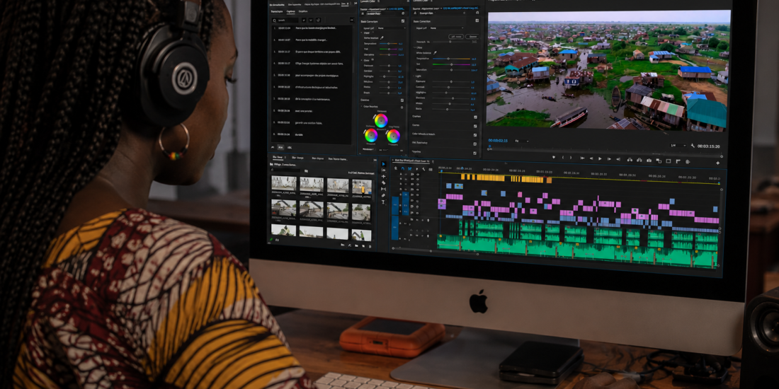 Équipe de post-production travaillant sur le montage vidéo et le motion design à Dakar, Sénégal.