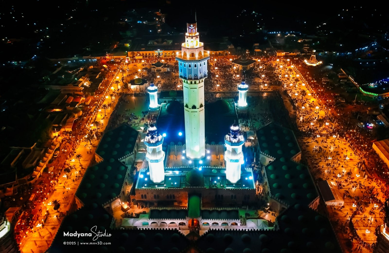 Deuxième vue nocturne en drone de la Grande Mosquée de Touba