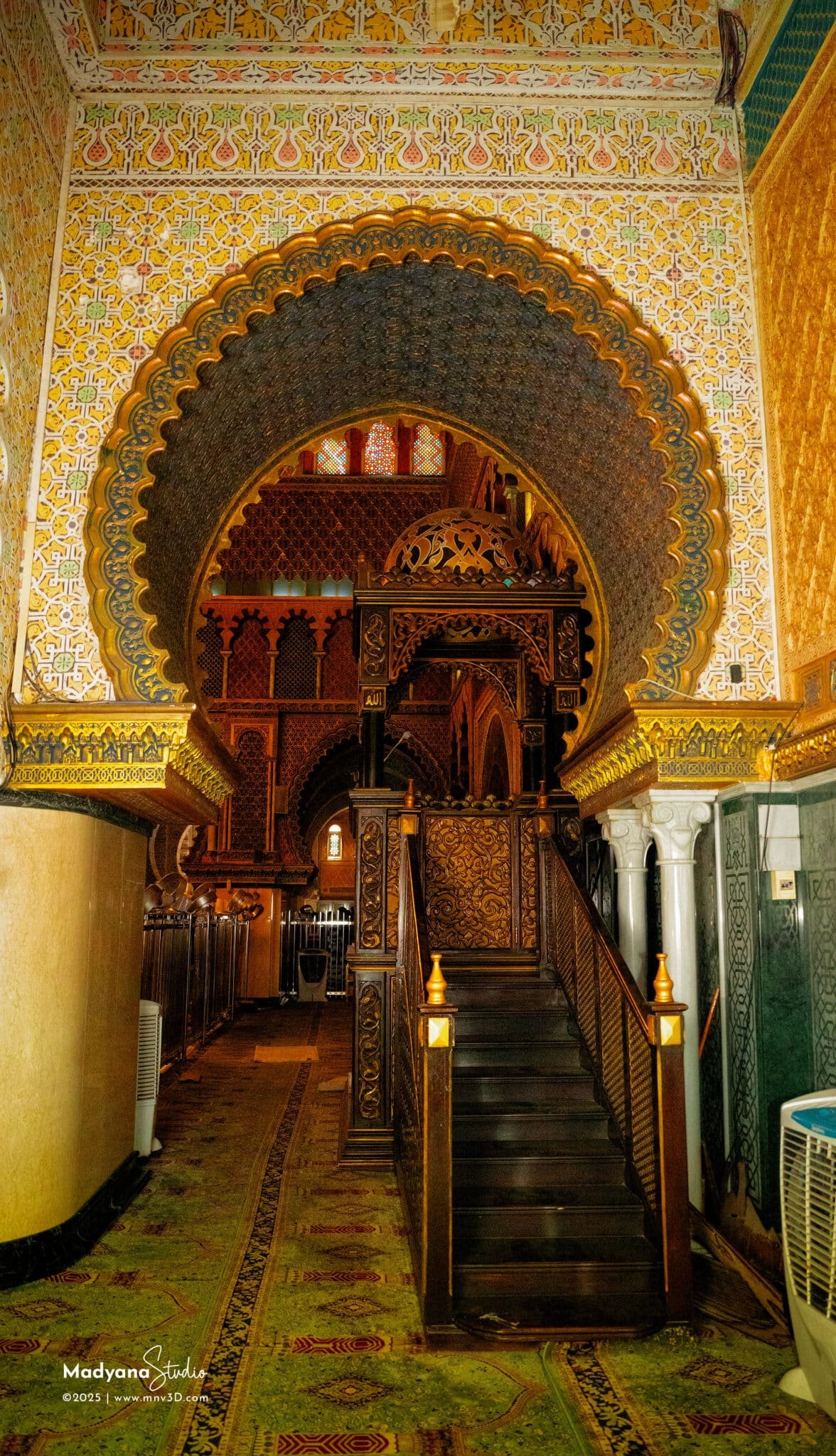 Minbar sculpté de la Mosquée de Touba