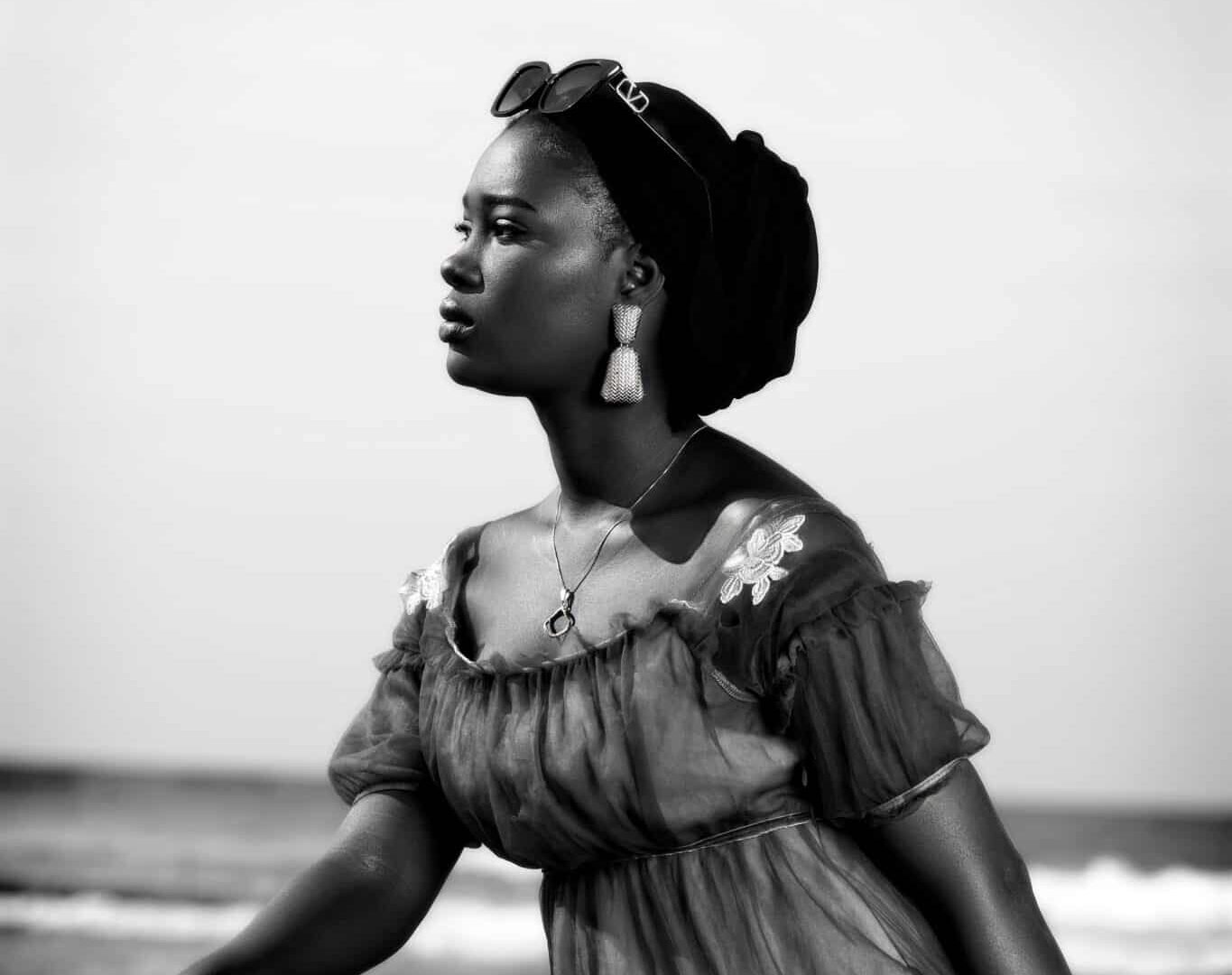 Portrait artistique et professionnel de Kira, modèle sénégalaise, en noir et blanc à Dakar