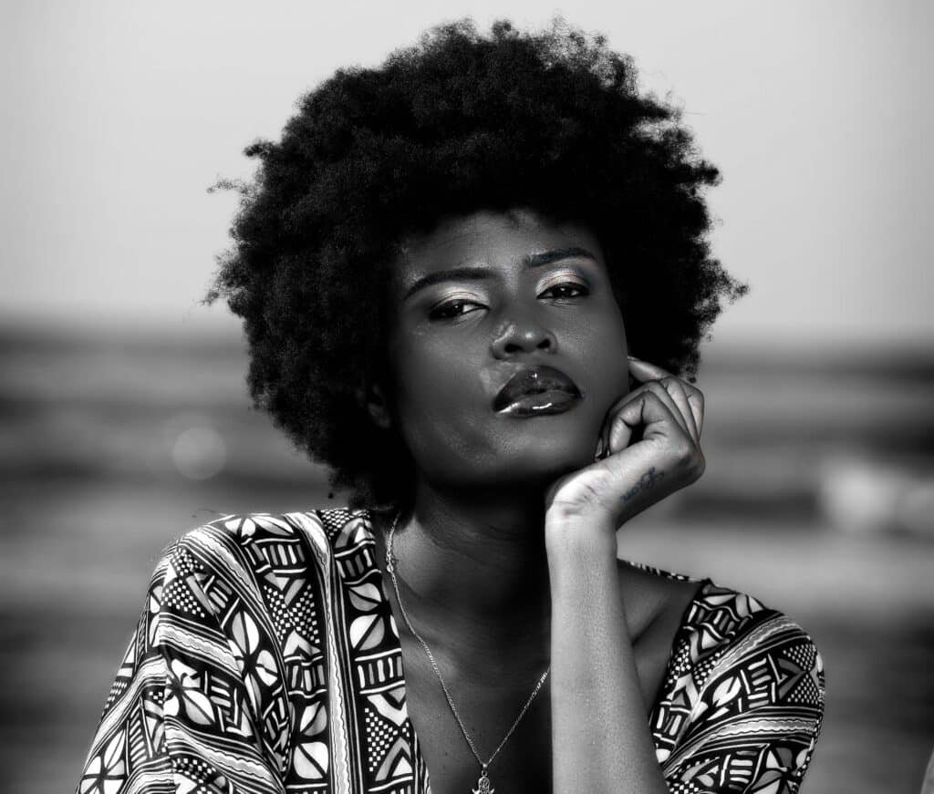 Photographie professionnelle de modèles africains et design graphique à Dakar