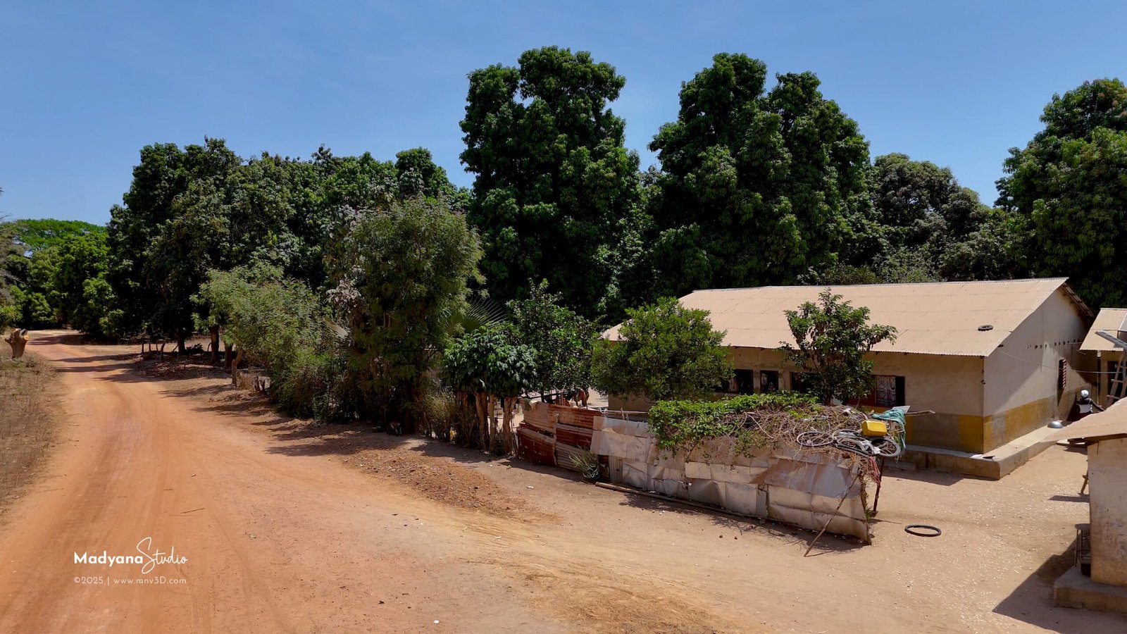 Vue aérienne du village de Casamance à Ziguinchor, Sénégal, montrant l'architecture locale et la végétation.